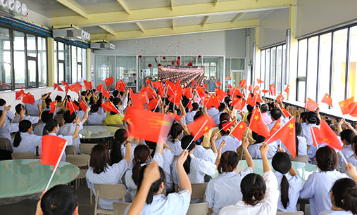 组织全体员工观看“纪念中国人民抗日战争暨世界反法西斯战争胜利80周年阅兵式”。80年前，先辈用生命换来山河无恙；80年后，我们以奋斗接续民族复兴