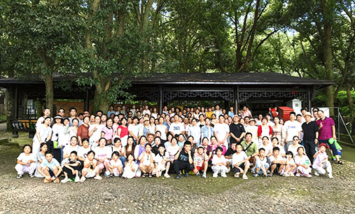 公司组织员工及部分员工子女前往桐庐雪山回旋漂流、富春桃园风景区游玩